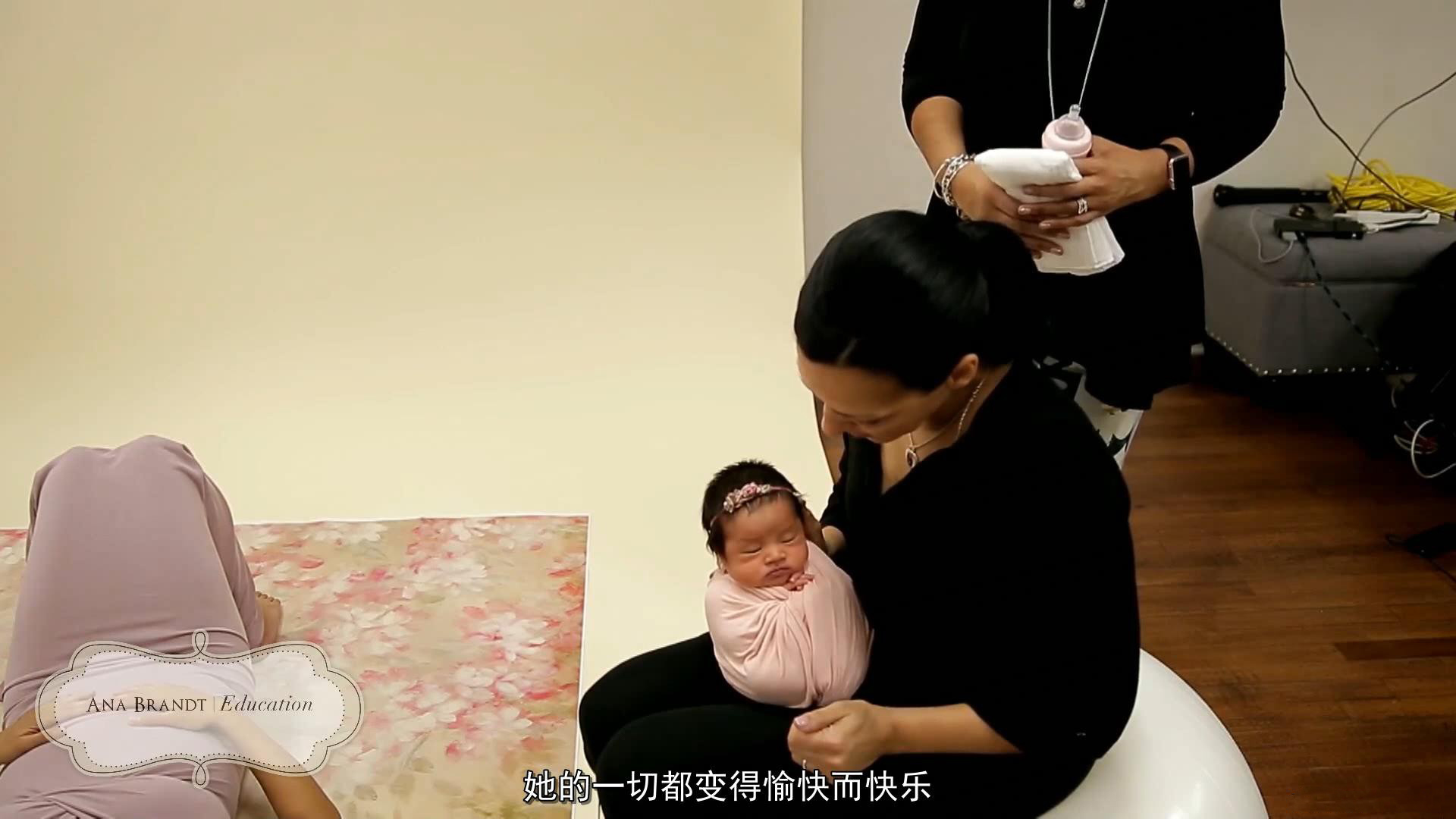 国外孕产妈妈及新生儿摄影摆姿布光摄影教程